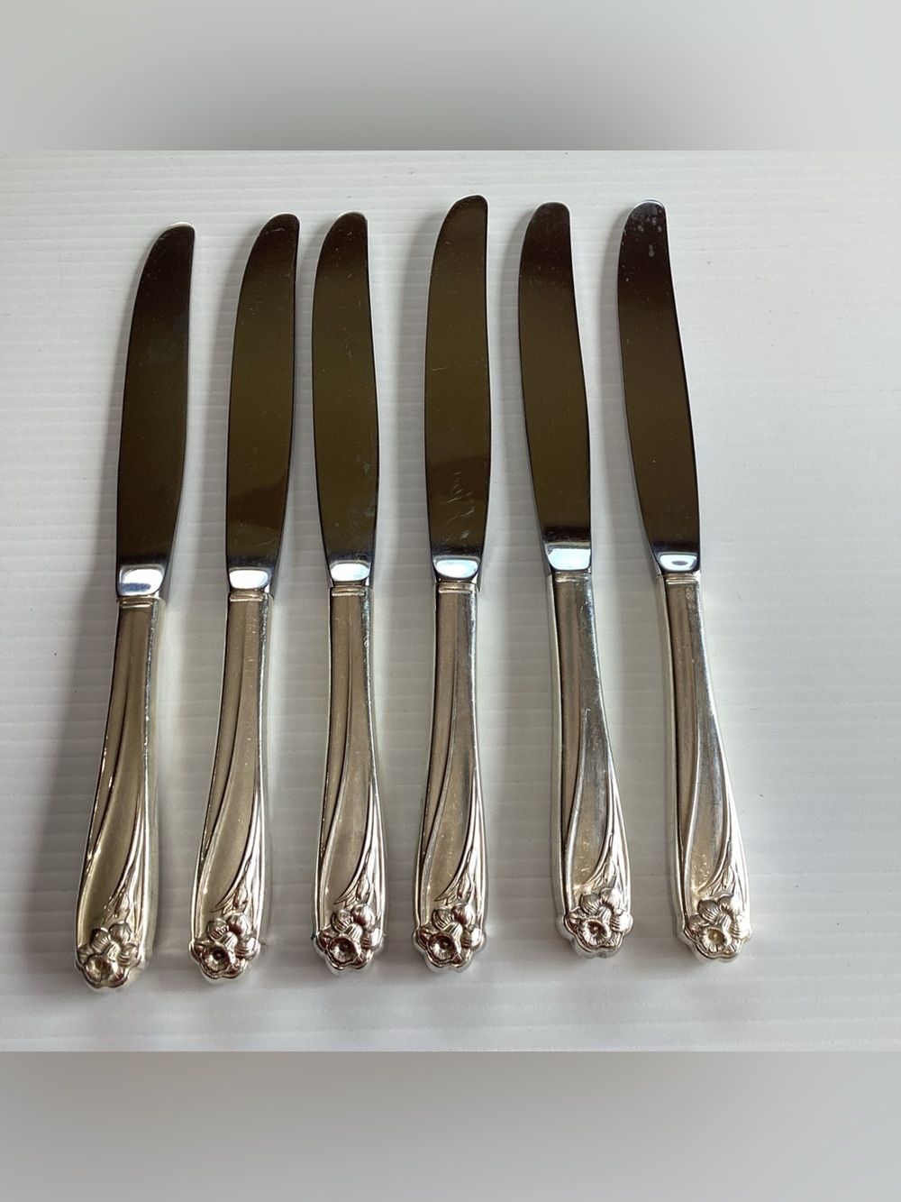 6 X VTG 1847 Rogers Bros Silverplate DAFFODIL DINNER KNIVES 8 1/4"